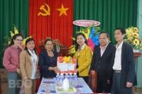 Phó Trưởng Đoàn ĐBQH Lý Tiết Hạnh thăm và tặng quà cho gia đình chính sách