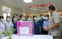 Phó Bí thư Thường trực Tỉnh ủy Lê Kim Toàn tặng quà của tỉnh cho tập thể Khoa Vi sinh, Bệnh viện Đa khoa tỉnh