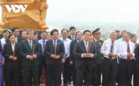 Trưởng Ban Tuyên giáo và Dân vận Trung ương Nguyễn Trọng Nghĩa dâng hương tại Tượng đài chiến thắng Núi Bà