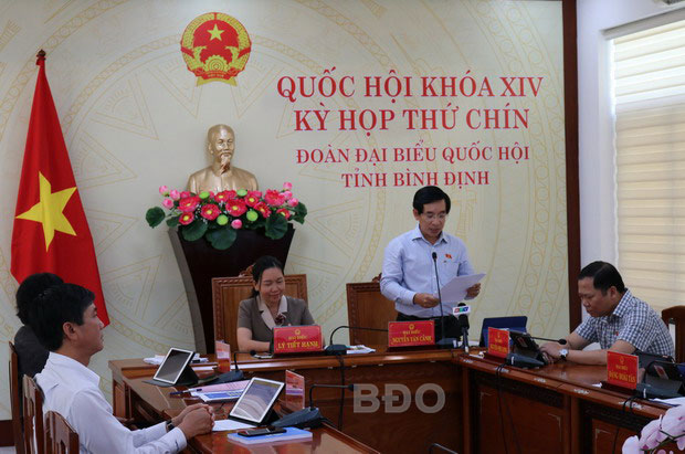 ĐB Nguyễn Văn Cảnh (đứng) phát biểu thảo luận ngày 22.5.