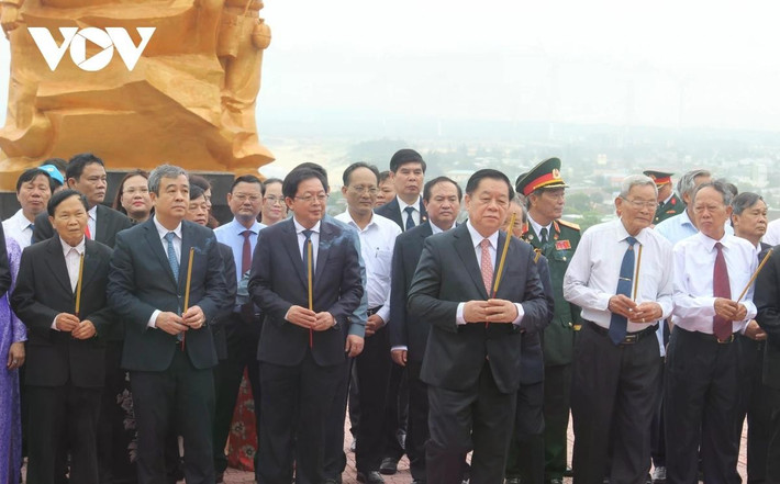 Trưởng Ban Tuyên giáo và Dân vận Trung ương Nguyễn Trọng Nghĩa dâng hương tại Tượng đài chiến thắng Núi Bà